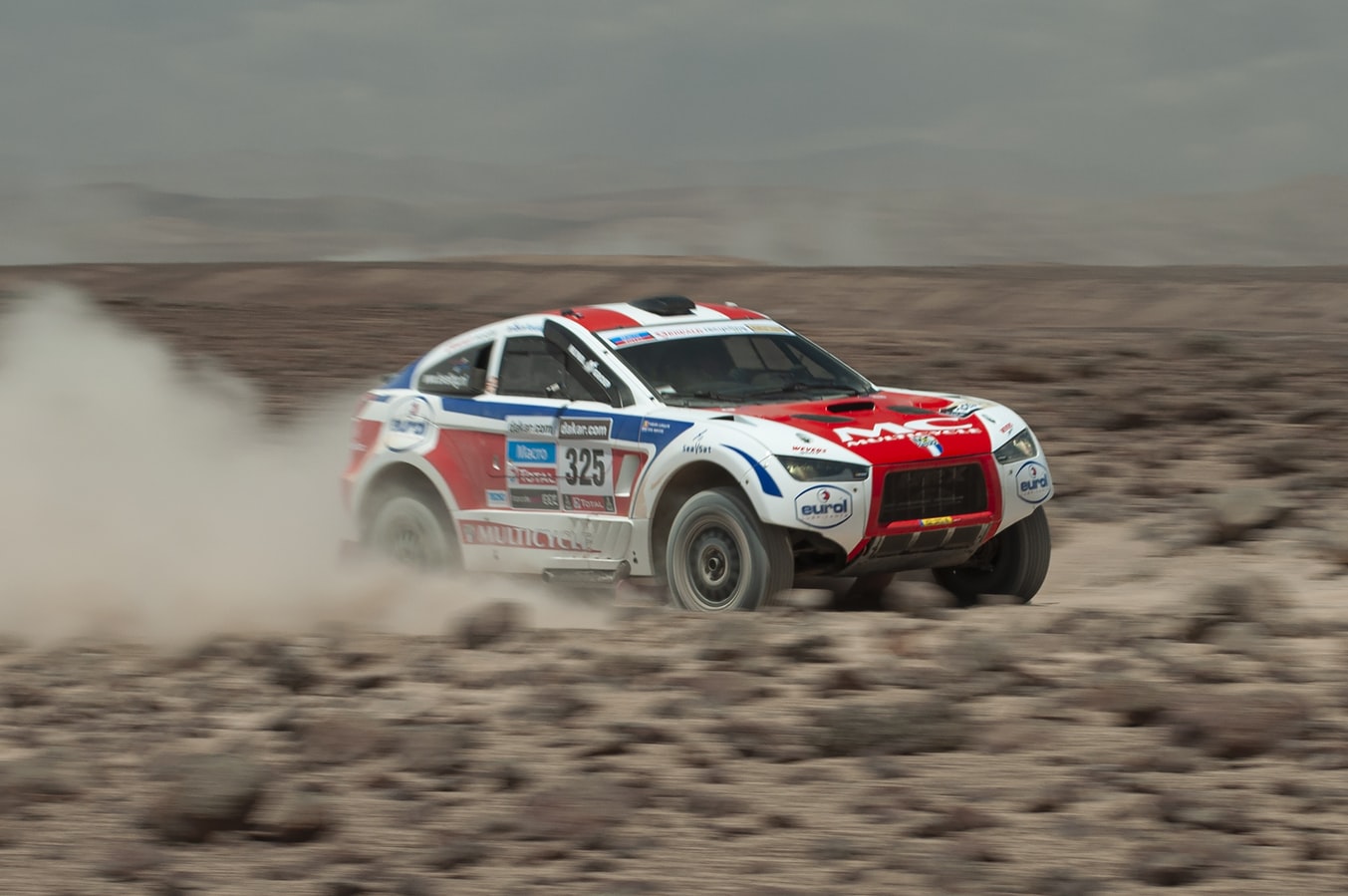 Rally auto in de woestijn