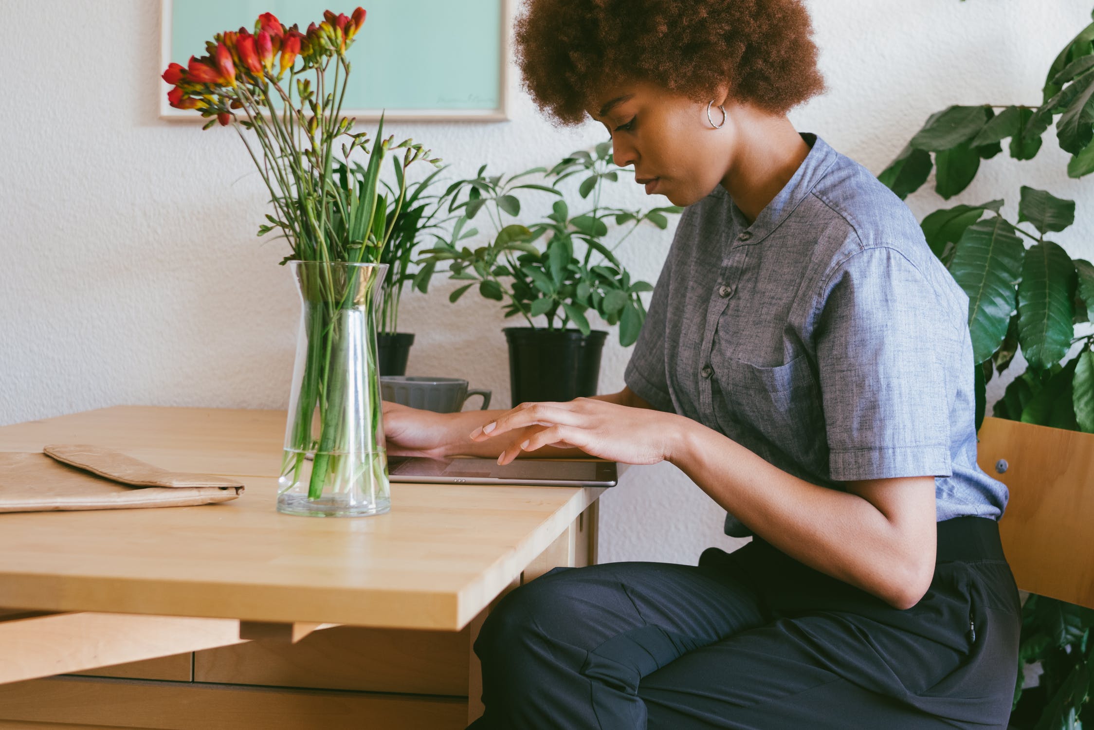 Vrouw die aan het thuiswerken is