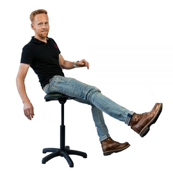 Sfeerfoto Balergo ergonomische balanskruk met Paul Akkermans